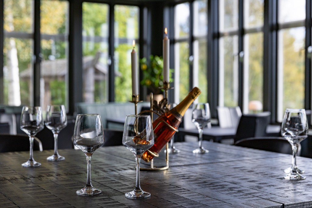 Dukat bord med glas och ljus i matsalen