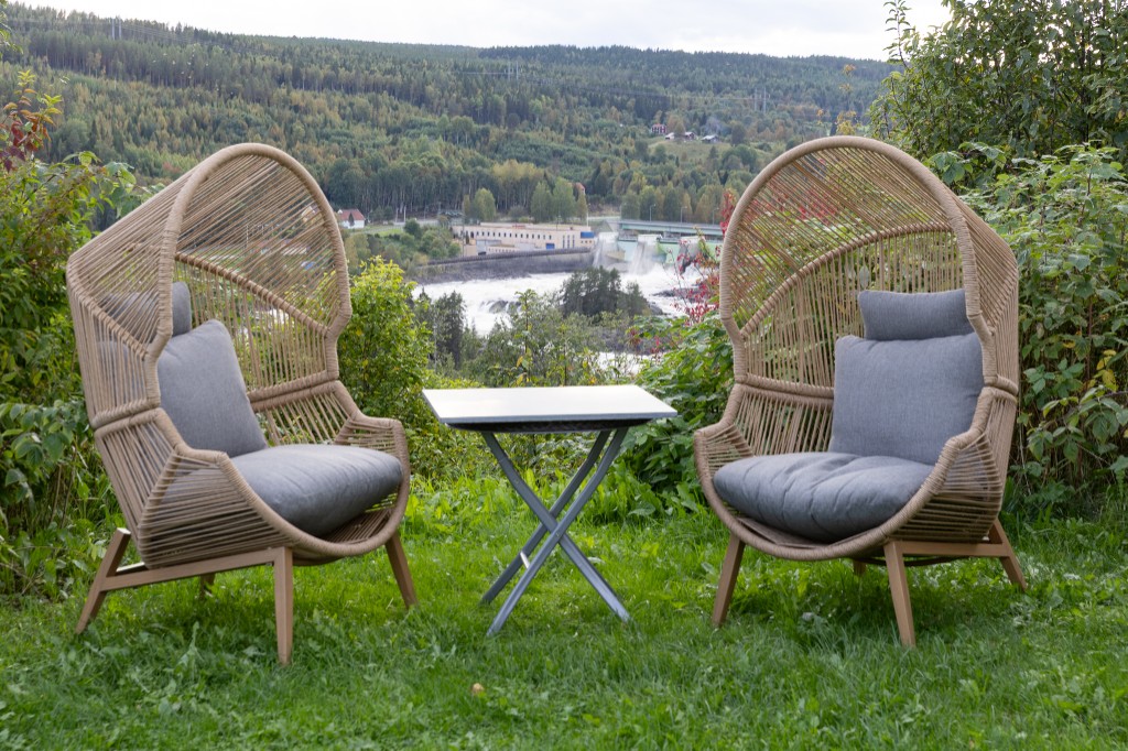 Utemöbler i trädgården med utsikt mot Nämforsen