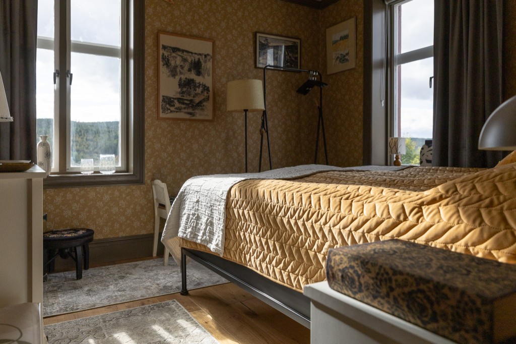 Hotellrum i varma gyllene toner
