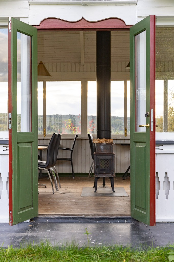 Veranda med kamin och utsikt över landskapet